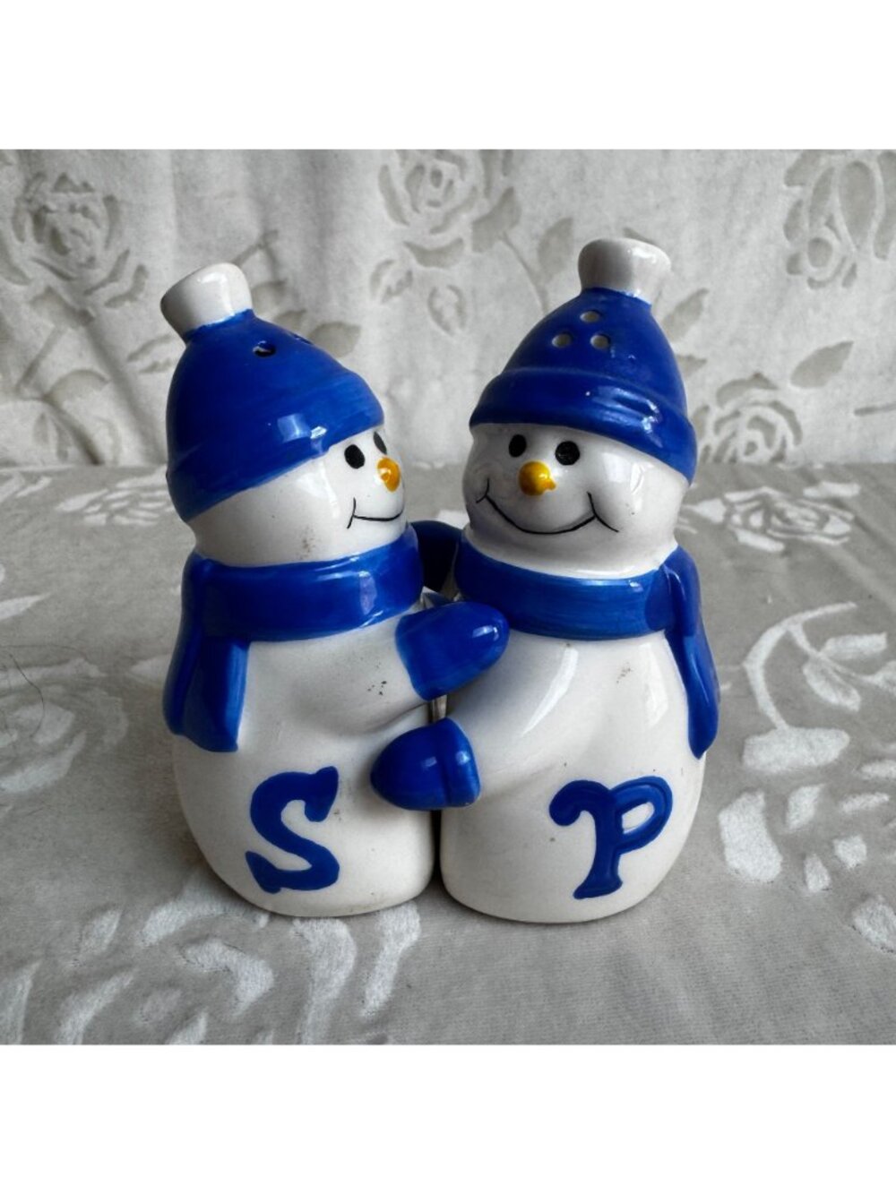 Hugging Snowman Ceramic Salt & Pepper Shaker Set Winter Kitchen Decor Tassel - Picture 2 of 8